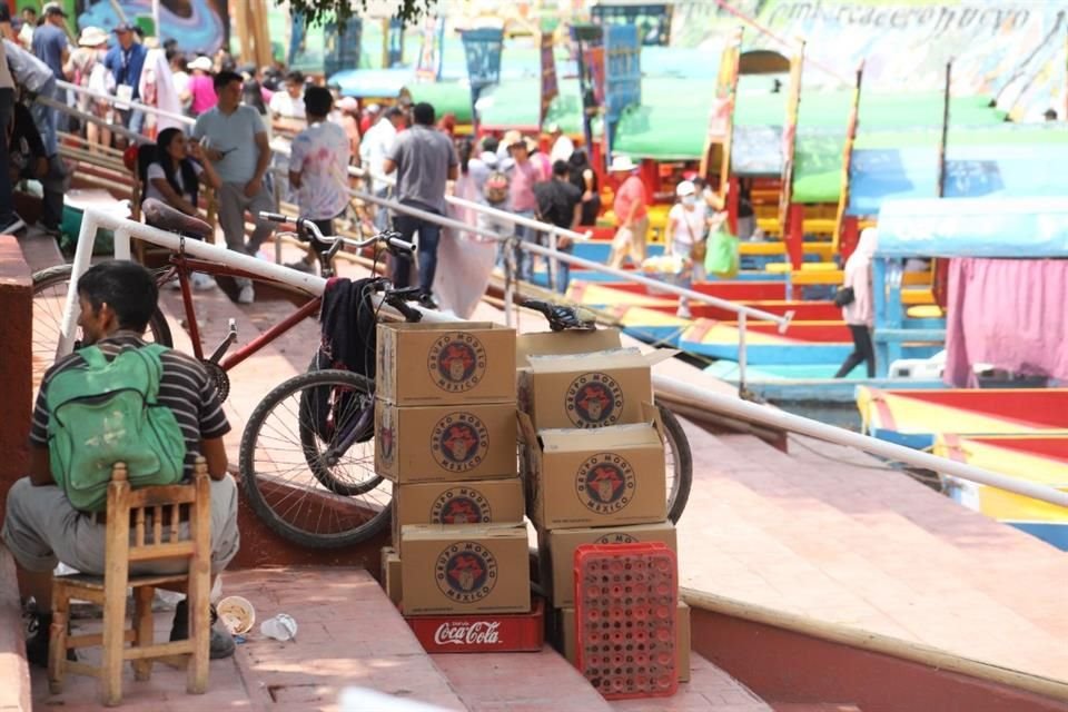 Pese a que se anunció que se inhibiría la venta de cerveza en embarcaderos, ayer esta continuaba, aunque de forma más discreta.