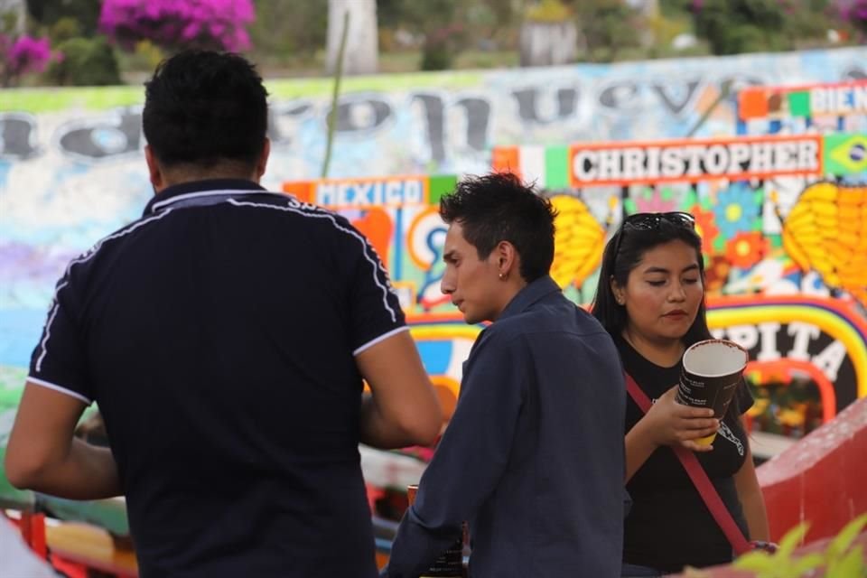 Los asistentes caminaban por lo embarcaderos, con vasos escarchados y cerveza preparada, pese a la presencia de la Policía Turística.