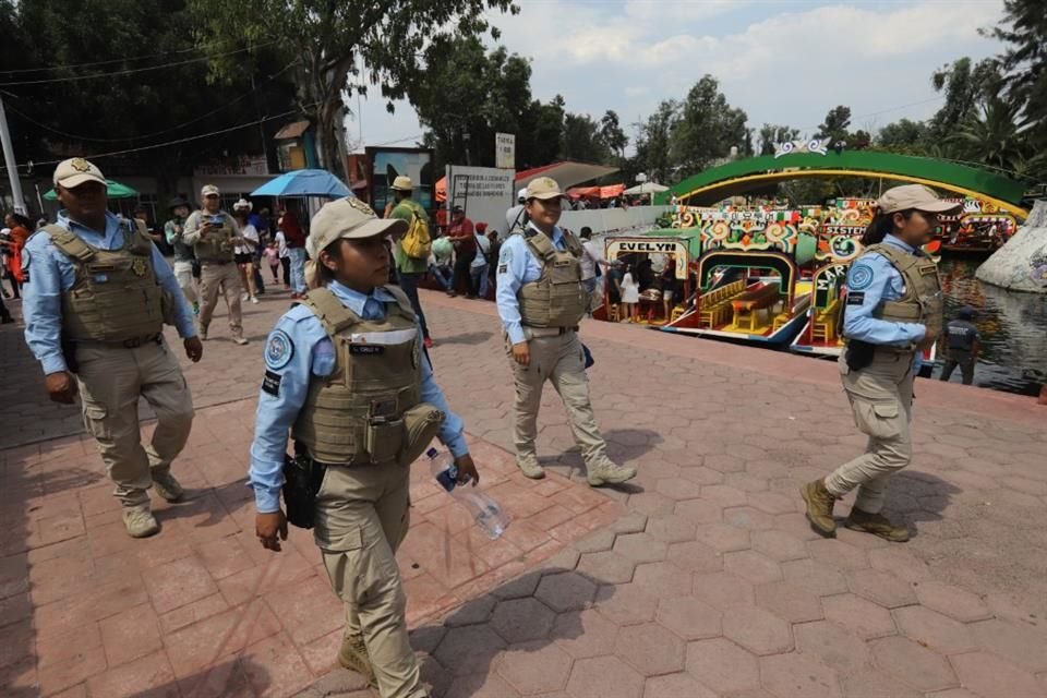 La Policía Turística mantiene presencia en la zona, aunque eso no inhibe la comercialización de alcohol.