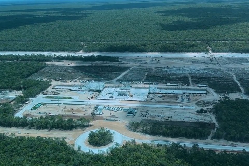 A seis meses de la fecha prometida para su inauguración, el nuevo aeropuerto de Tulum lleva un avance del 44 por ciento, según AMLO.