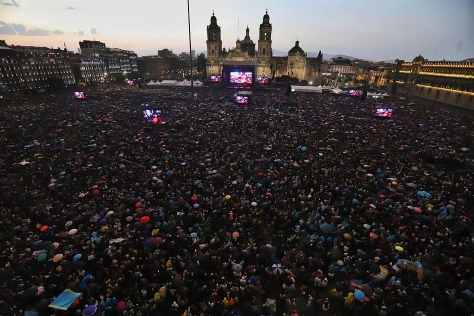 'El Zócalo está al 100% de su capacidad', reportó Sheinbaum.