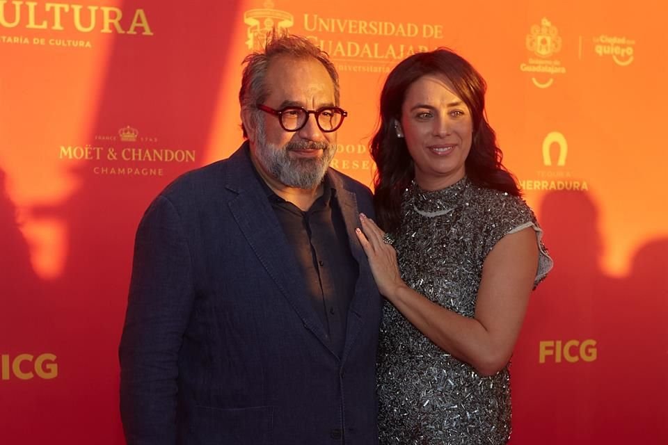 Eugenio Caballero desfiló por la alfombra roja junto con Ximena Urrutia, directora de industria del FICG.