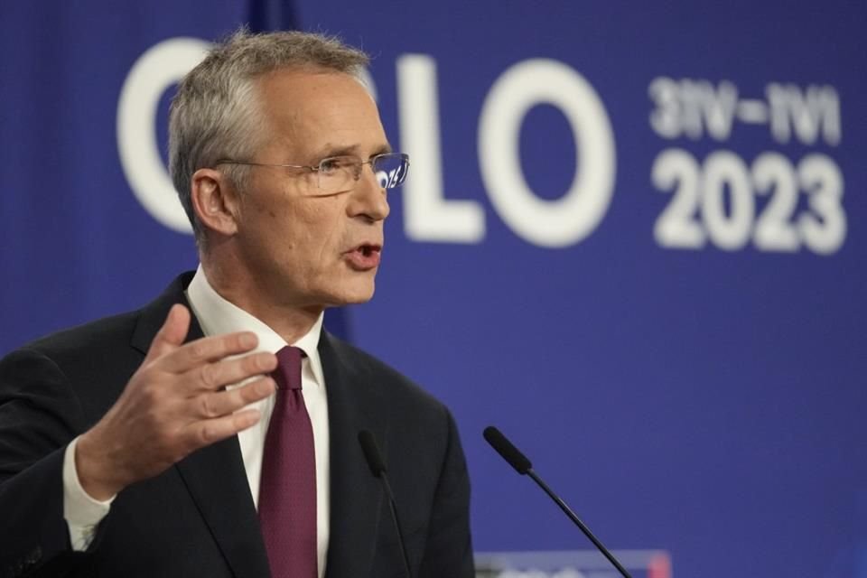 El Secretario General de la OTAN, Jens Stoltenberg, habla con los medios en una conferencia de prensa.