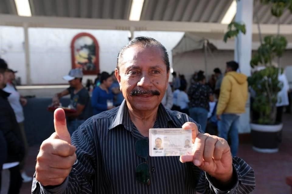 La primera persona en votar en Ecatepec.