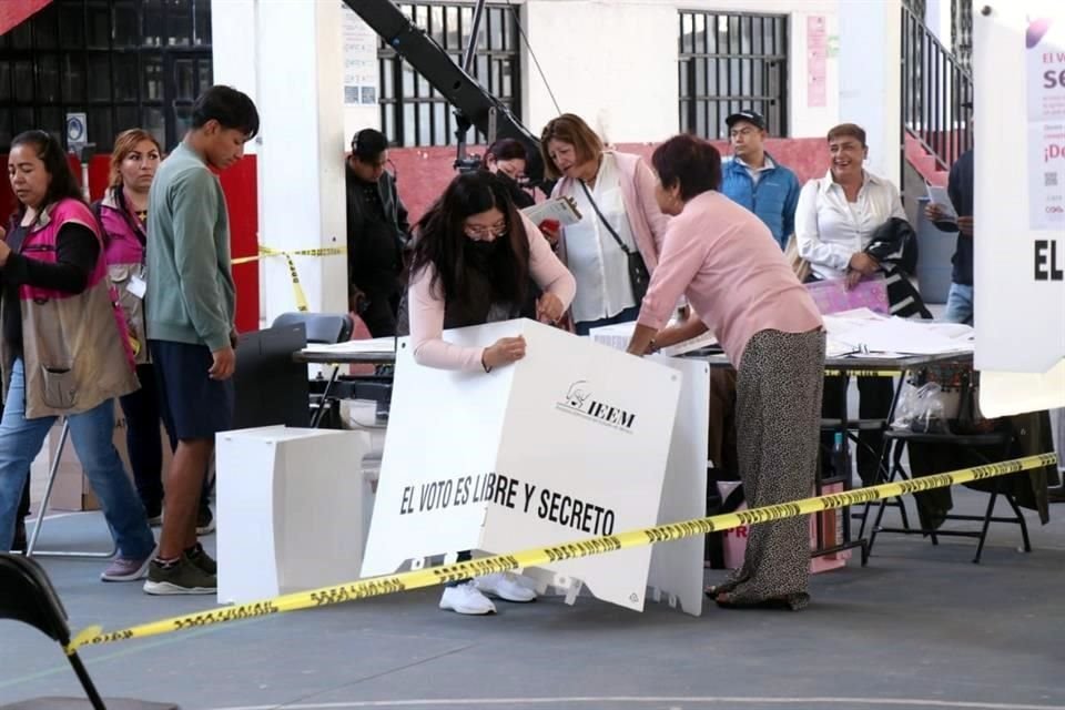 Armado de las urnas para la jornada electoral de este 4 de junio.