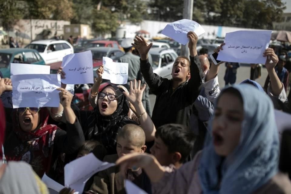 Mujeres afganas corean durante una protesta en Kabul, Afganistán, el 21 de octubre de 2021.