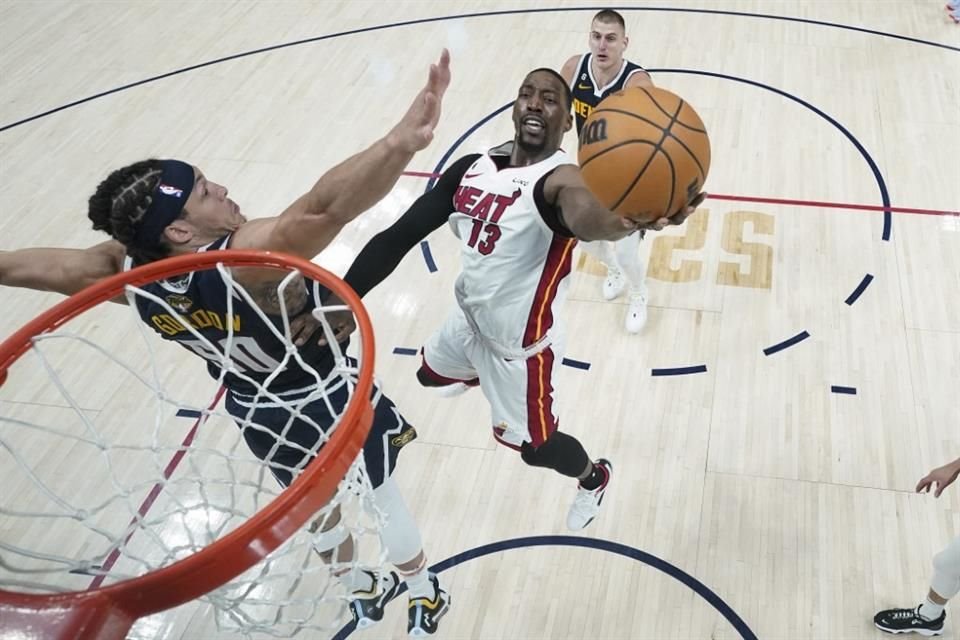 Bam Adebayo (foto) y Jimmy Butler encabezaron la ofensiva de Miami.