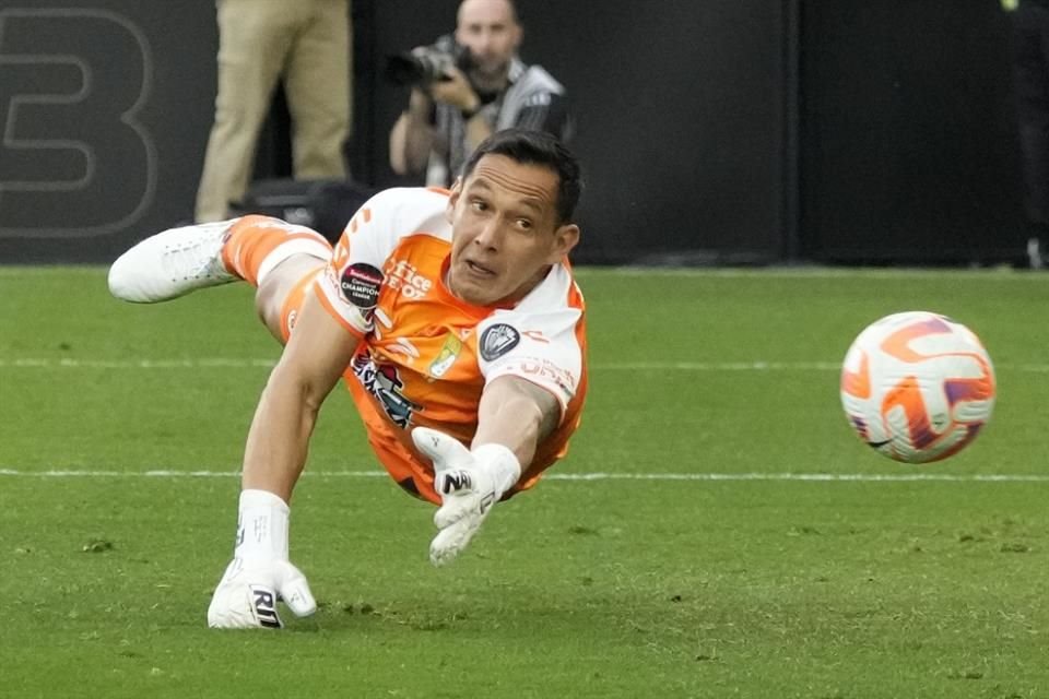 Rodolfo Cota tuvo un par de jugadas importantes para mantener el cero en su portería.