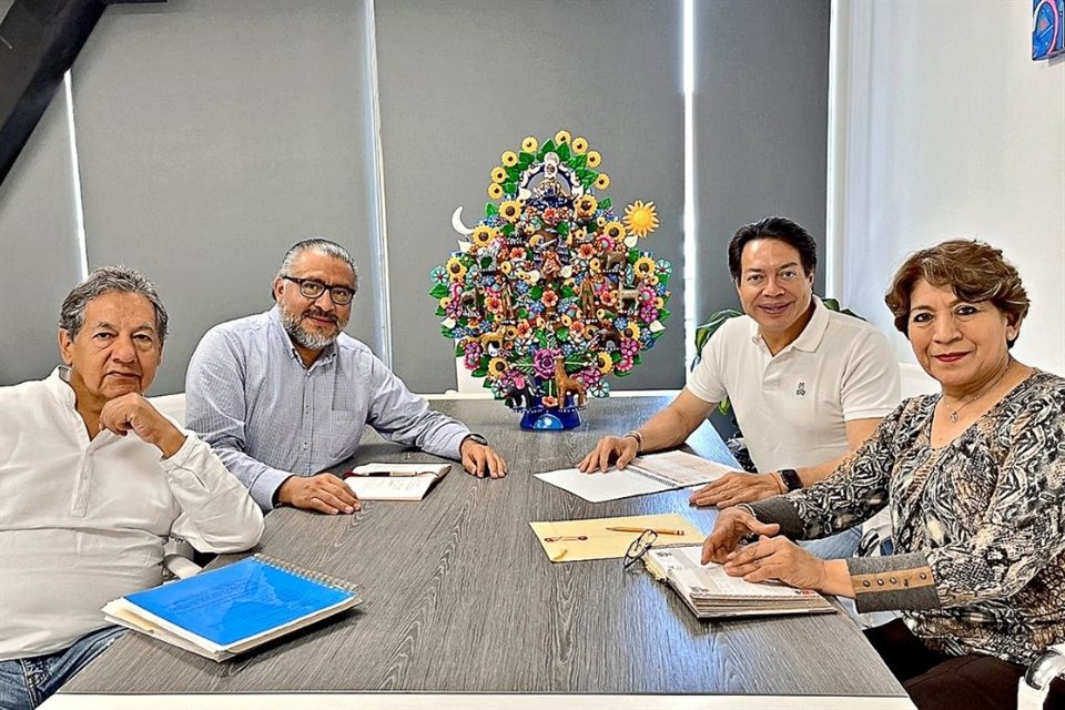 Tras 11 años de trabajar juntos, Delfina Gómez, Higinio Martínez y Horacio Duarte consiguieron ayer la gubernatura del Edomex. En la imagen, de abril pasado, aparecen en una reunión con Mario Delgad