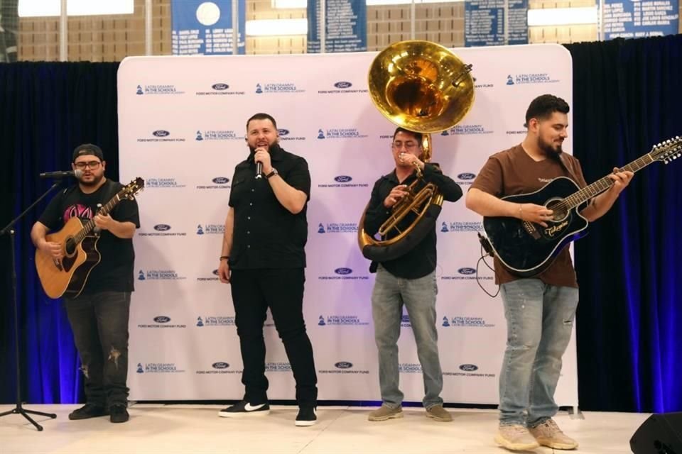 El Fantasma es un artista de regional mexicano nominado al Latin Grammy. Se mudó a Estados Unidos y trabajó como jardinero antes de su debut en 2016 con su álbum 'Equipo Armado'.