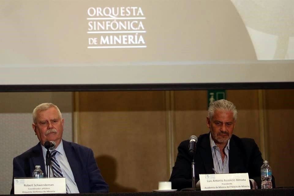 Robert Schwendeman, coordinador artístico de la OSM, y Luis Antonio Ascencio Almada, presidente de la Academia de Música del Palacio de Minería, durante la conferencia de prensa.