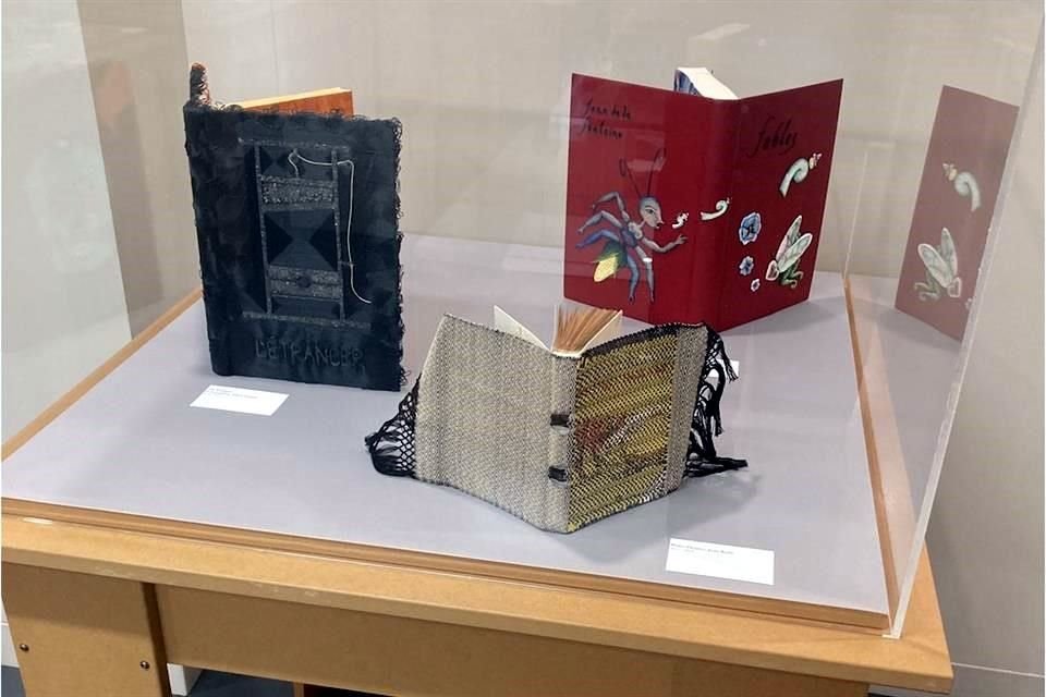 La artista Dulce María Luna exhibe 'Travesía poética' en el American Bookbinder Museum, de San Francisco.