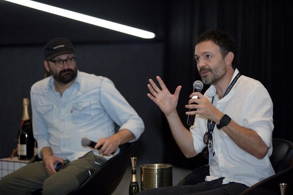 Los cineastas Gabriel Nuncio y Raúl López Echeverría presentaron los cortos ganadores.