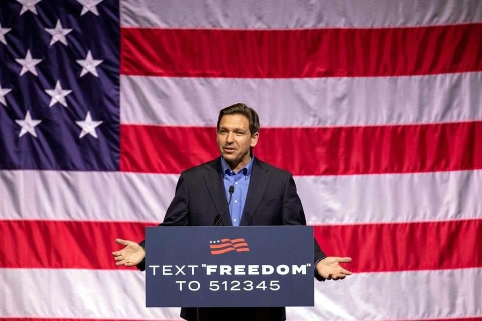 Autoridades investigan si el Gobernador de Florida, Ron DeSantis, estuvo detrás de un vuelo que recogió a migrantes en la frontera de Texas y los trasladó a California.