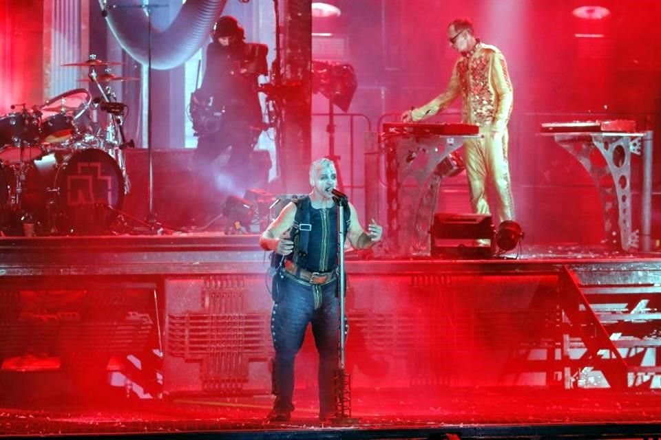 Luego de que varias mujeres acusaran al vocalista de Rammstein de agresión sexual, el gobierno alemán pidió proteges a las fans del grupo.