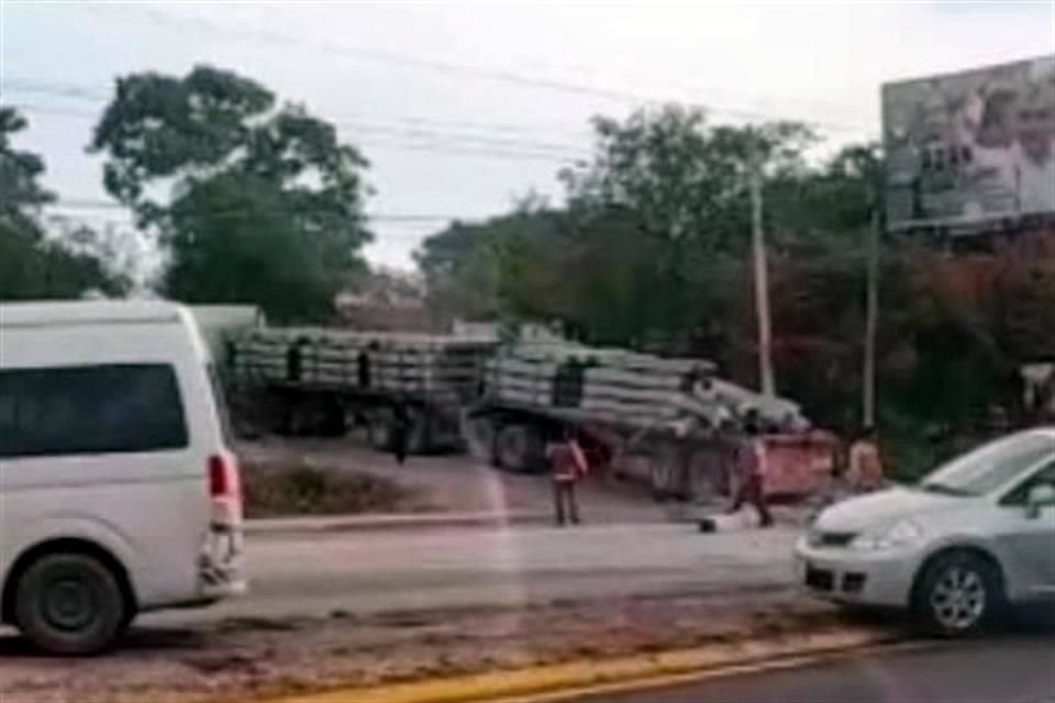 Un tráiler que trasladaba durmientes para el Tren Maya, chocó esta mañana en la carretera Playa del Carmen-Tulum en Quintana Roo.