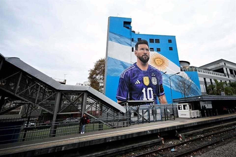 Messi además tiene un nuevo mural en una estación en Buenos Aires.