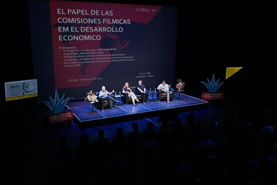 Steve Solot, Diana Álvarez, Jorge Rigen  y Eduardo Garduño durante el panel El papel de las comisiones fílmicas en el desarrollo económico
