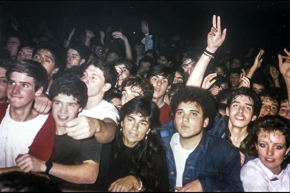 Documentación del artista de un concierto de 1986 de la banda argentina Virus, de la cual fue letrista.