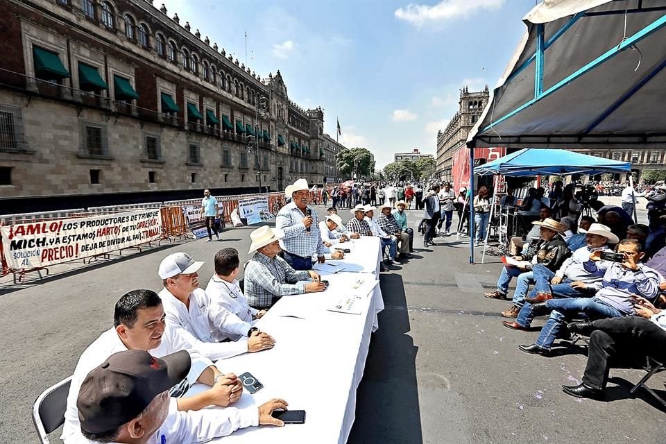 Productores se manifestaron ayer frente a Palacio Nacional