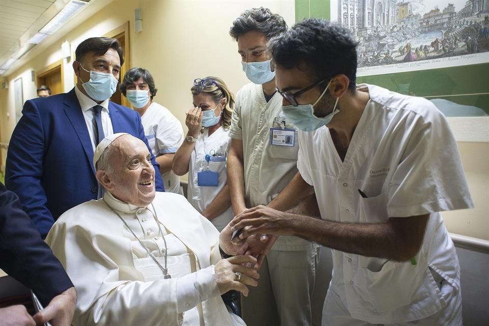 El Papa Francisco es recibido por el personal hospitalario a su entrada, en silla de ruedas, en el policlínico universitario Agostino Gemelli en Roma, el 11 de julio de 2021.