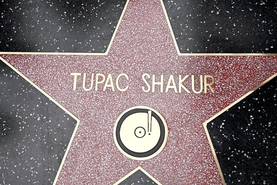 El rapero Tupac Shakur fue honrado con una estrella en el Paseo de la Fama de en Hollywood, casi tres décadas de su muerte.