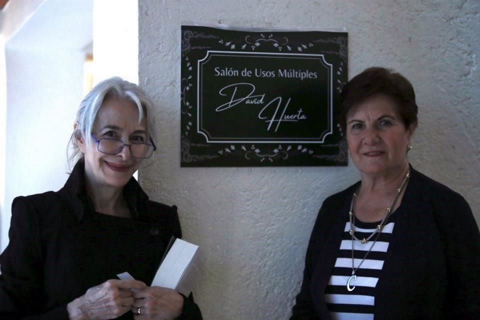 En el marco de la presentación, Verónica Murguía y María del Carmen Férez develaron una placa que bautiza con el nombre de David Huerta el salón de usos múltples de la Casa del Poeta.