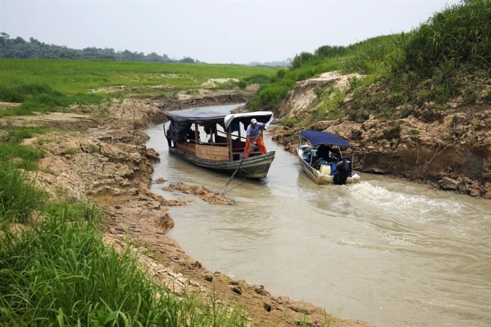 Barcos navegan por un río en Carauari, Brasil, el 7 de septiembre de 2022.