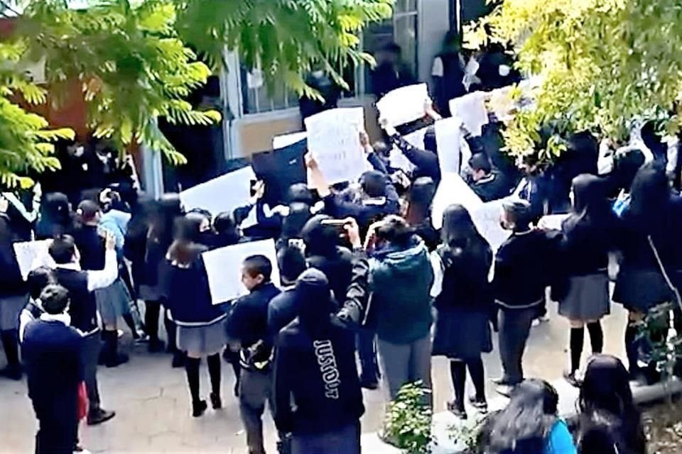 Estudiantes de la secundaria Sor Juana Inés de la Cruz se manifestaron la semana pasada por las agresiones.