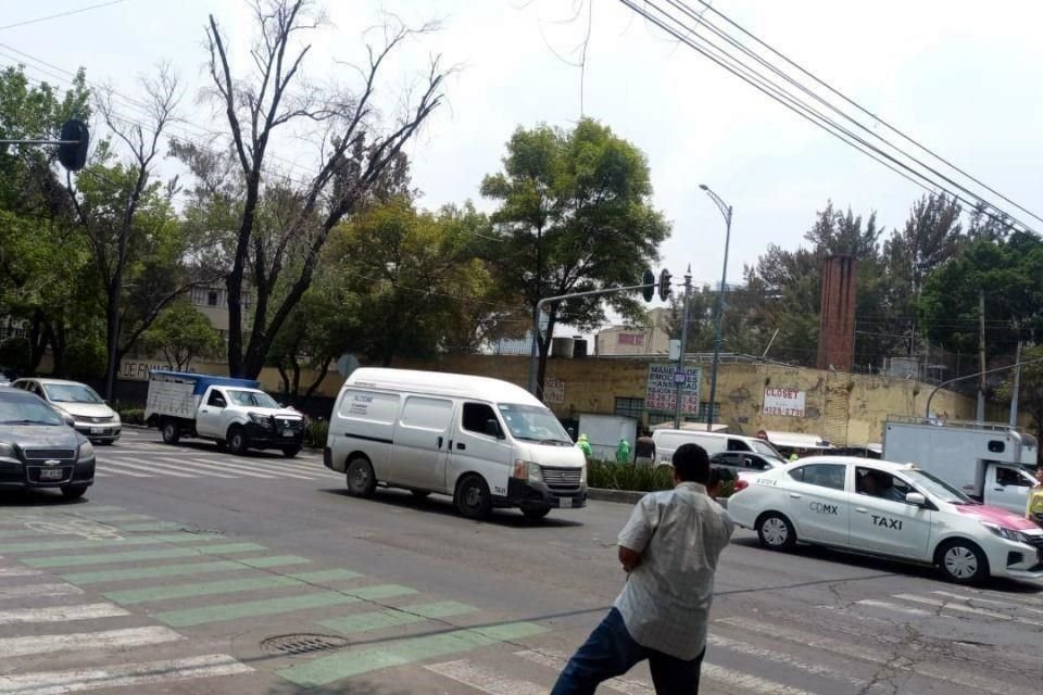 Alrededor de las 12:25 la Coordinadora Artesanal Indígena y Comerciantes del Centro Histórico libeóa Río de la Loza y la calle Digna Ochoa y Plácido, en la colonia Doctores.