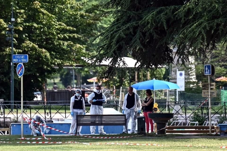 Policías forenses franceses trabajan en la escena de un ataque con arma blanca en el parque 'Jardins de l'Europe' en Annecy.