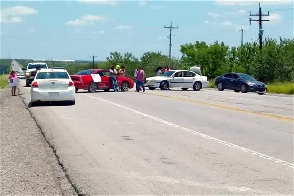 Llantas y vehículos fueron atravesados en la carretera Ribereña, a la altura de la entrada al municipio de Díaz Ordaz y llegando a Reynosa.