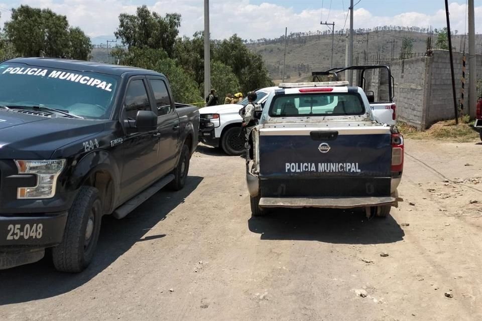 Los efectivos descendieron para rescatar los cadáveres, mismos que estaba en un canal de aguas negras y de los cuales se desconoce su identidad.