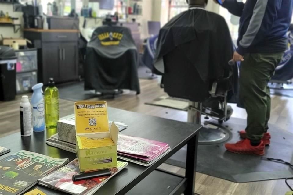 Las tiras de prueba de fentanilo se colocan encima de las revistas en el área de espera de Urban Kutz Barbershop.