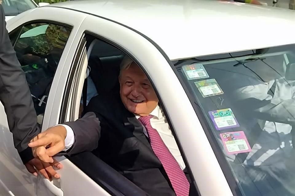 A bordo de su vehículo, AMLO respondió que acordaron seguir trabajando por el bien del País.