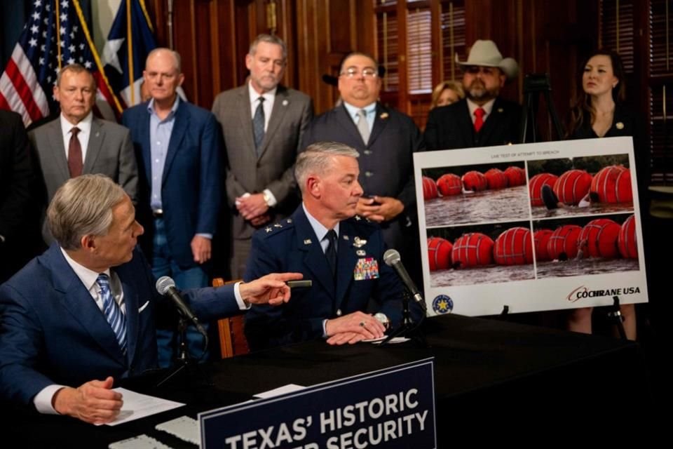 El Gobernador de Texas, Greg Abbott, presentó un plan para colocar una barrera flotante en el río Grande.