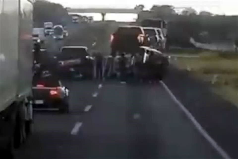 Por al menos media hora, hombres armados bloquearon la autopista León-Aguascalientes para robar tres camionetas de un camión 'madrina'.