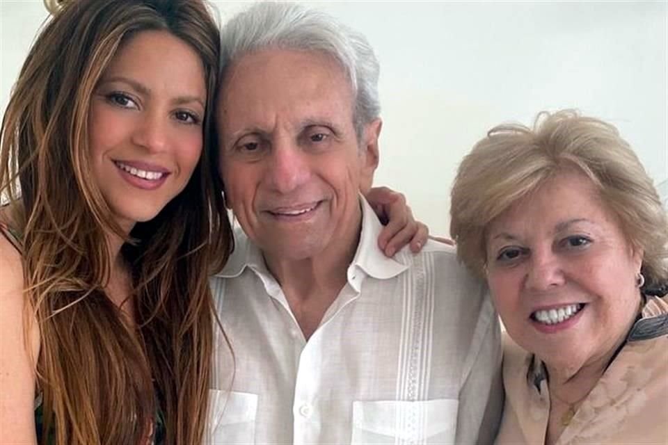 Shakira viajó a Colombia para estar junto a su padre, a quien le será colocada una válvula en el cerebro por la hidrocefalia que tiene.