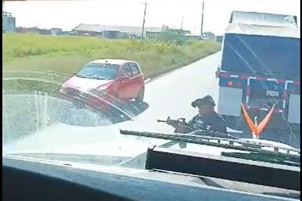 De acuerdo a videos subidos a Internet el hecho se registra en una carretera de Río Bravo, donde se observa a efectivos estatales que corren, mientras se escuchan disparos de arma de fuego.