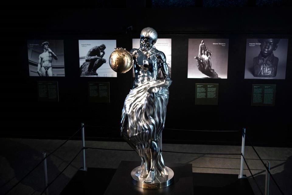 La obra representa a una mujer con la mitad del cuerpo recubierto por una especie de túnica, sosteniendo un globo de bronce en la mano izquierda.