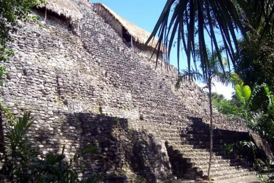 Cortés de Brasdefer asegura en su escrito que el tren cruza a la mitad del sitio arqueológico Chakanbakán, zona que alberga monumentos consolidados y expuestos.