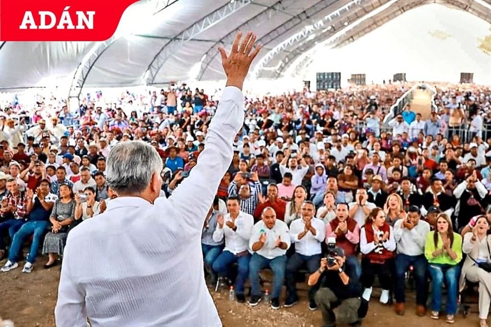 Adán Augusto López, con recursos públicos, realizó un acto público masivo para 'repartir fertilizantes' como parte de su precampaña.