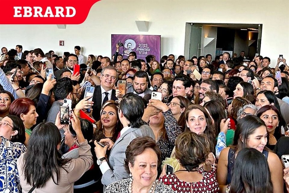 El Canciller Marcelo Ebrard se despidió de sus colaboradores con un mariachi.