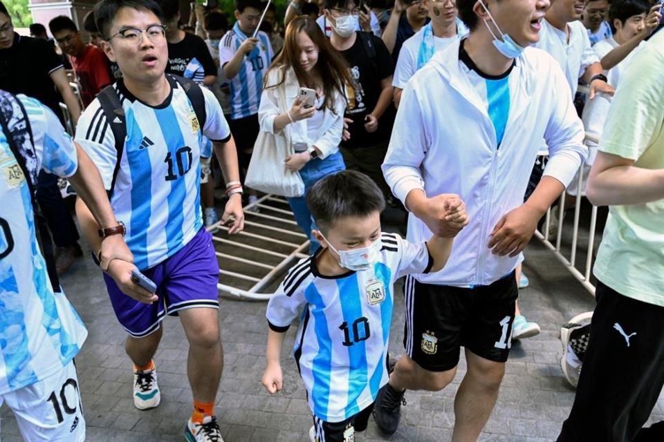 Cientos de aficionados chinos esperaron a Messi a su llegada a Pekín.