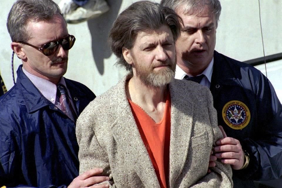 Ted Kaczynski, mejor conocido como Unabomber, es llevado por agentes federales mientras lo conducen a un automóvil desde el juzgado federal en Helena, Montana, en 1996.