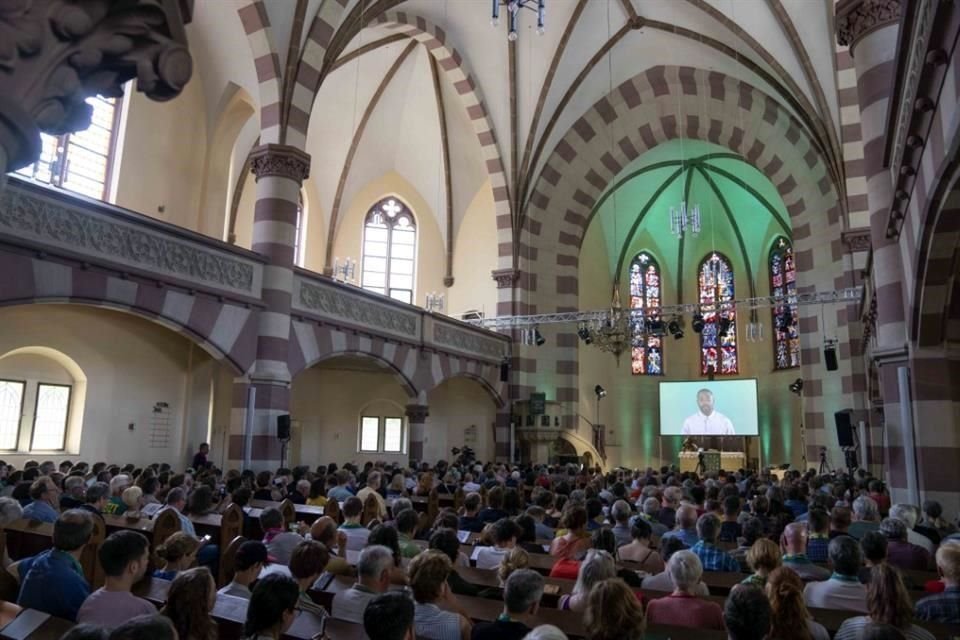 Cientos de protestantes alemanes asistieron a un servicio religioso en Baviera que fue generado casi en su totalidad por inteligencia artificial.