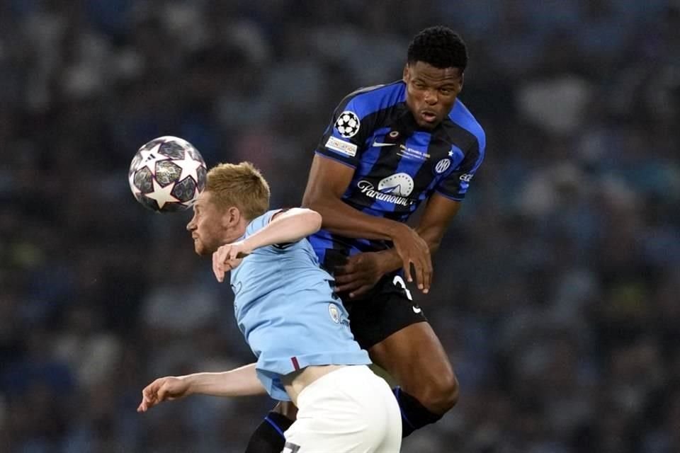 Kevin De Bruyne, del City, pelea por los aires con Denzel Dumfries,, del Inter, por el esférico.