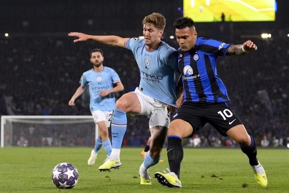 John Stones y Lautaro Martinez pelean hombro a hombro para quedarse con la posesión del esférico.