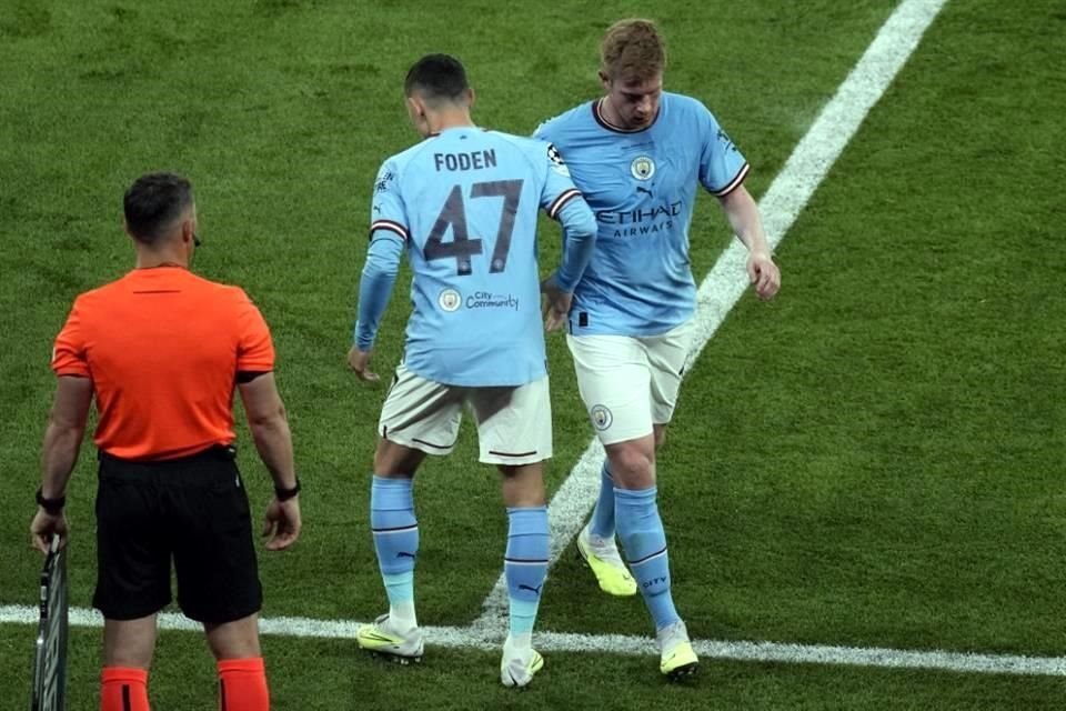 De Bruyne tuvo que salir de cambio al 35' por lesión; en su lugrar ingresó Phil Foden.