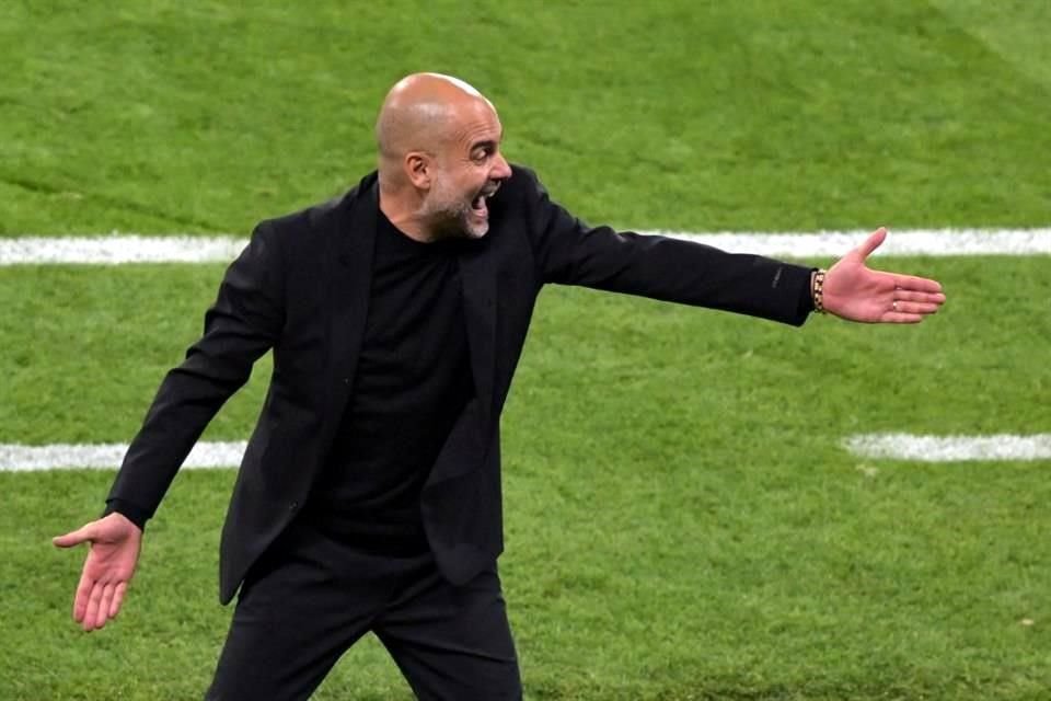 Pep Guardiola vivió con intensidad el encuentro desde su zona técnica.